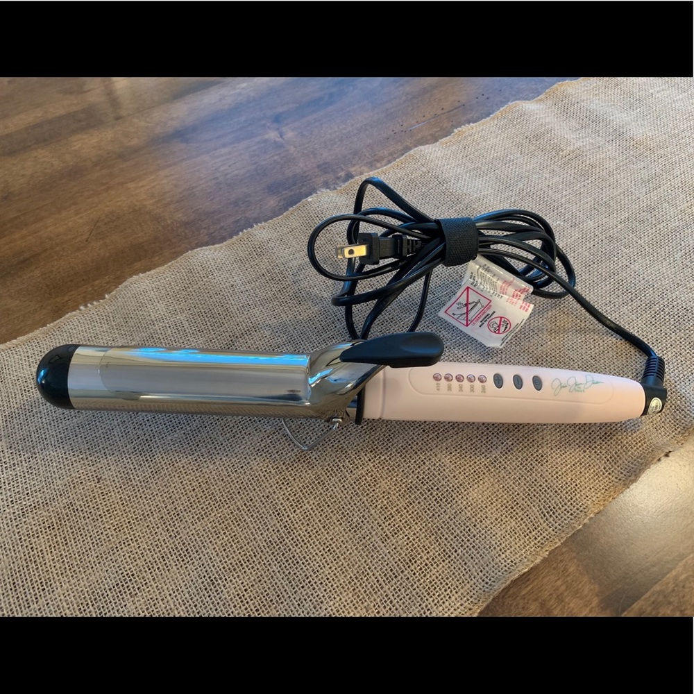 Jessie James Decker curling iron